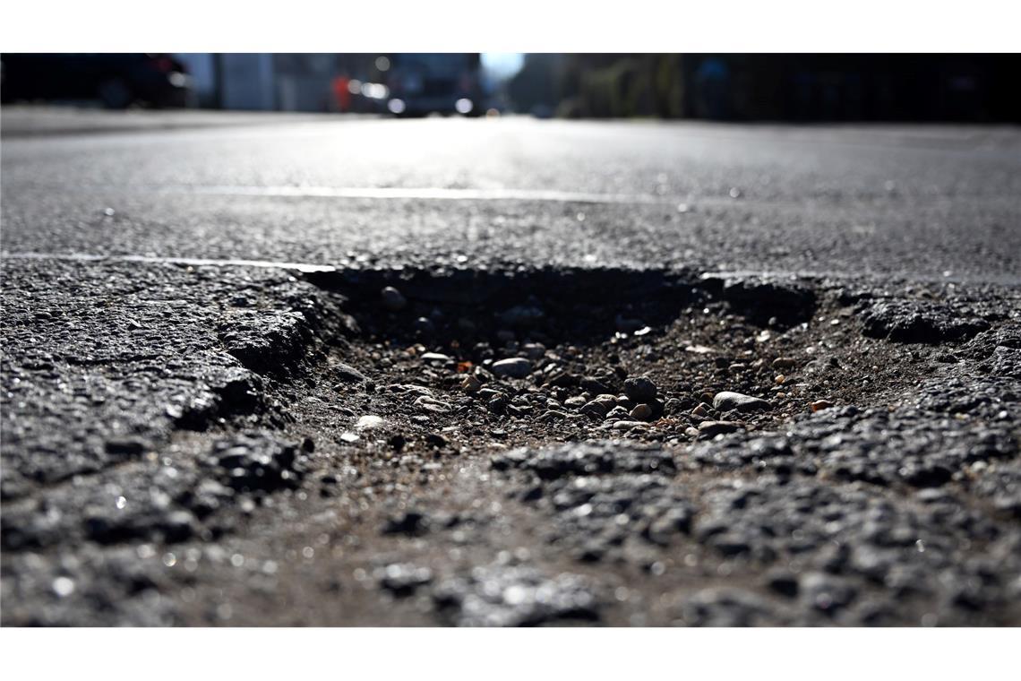 Pkw-Maut gegen "Verkehrskollaps"? Absage von FDP und Union Die Bauindustrie hält eine Pkw-Maut für ein sinnvolles Instrument gegen kaputte Straßen.