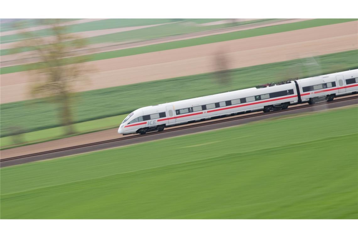 Bahn verjüngt Flotte – Fahrgastverband warnt vor Engpässen Die Baureihe 415, der ICE T, wird nach mehr als 25 Jahren ausgemustert. Er war der erste Zug mit der sogenannten Neigetechnologie. (Archivbild)