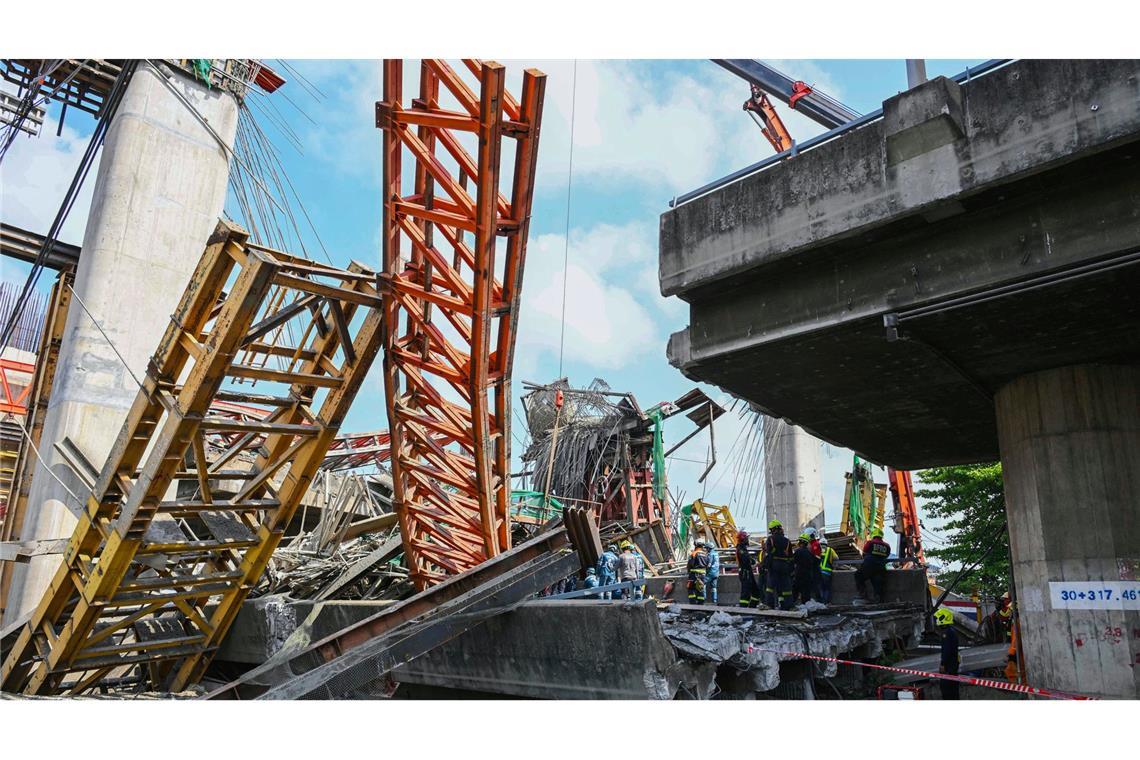 Straße in Bangkok stürzt ein – fünf Tote Die Baustelle befindet sich nahe der Straße Rama 2 Road, einer der Hauptschlagadern der Metropole Bangkok.