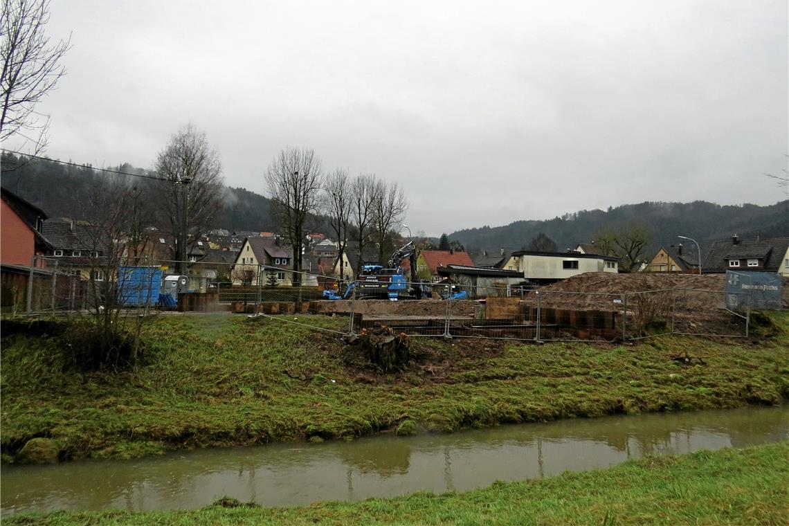 Den Murrpegel im Blick Die Baustelle liegt dicht an der Murr und erstreckt sich über etwa 150 Meter. Dort wird das Regenüberlaufbecken saniert, die Infrastruktur angepasst und ein Entlastungspumpwerk mit zwei Pumpen integriert.