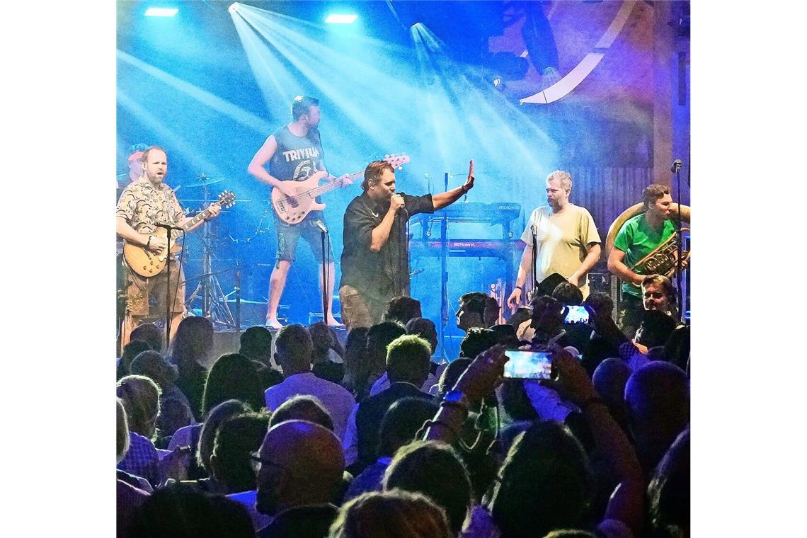 Barfuß im Bierzelt bei der Wasenliebe Die bayerische Band LaBrassBanda ist der Topact bei der Breuninger-Party „Wasenliebe“ im Wulle-Zelt.