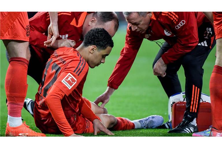 Die Bayern bezahlten den Sieg in Augsburg teuer: Jamal Musiala verletzte sich und musste ausgewechselt werden.