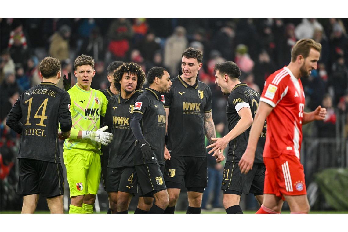 Die Bayern um Harry Kane (r) schlichen als Verlierer vom Platz.