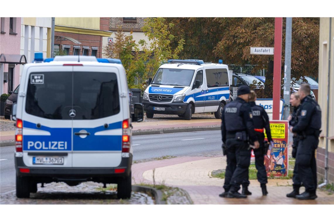 Die Beamten befragen Anwohner.