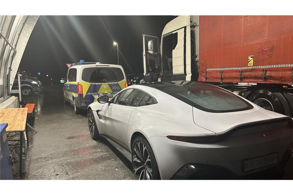 Die Beamten beschlagnahmten den Aston Martin.