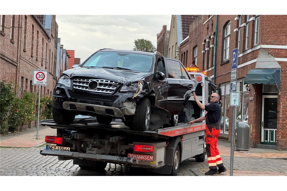 Autofahrer verliert vor Eisdiele Kontrolle - fünf Verletzte Die Beamten gehen nach aktuellen Erkenntnissen von drei Leicht- und zwei Schwerverletzten aus.