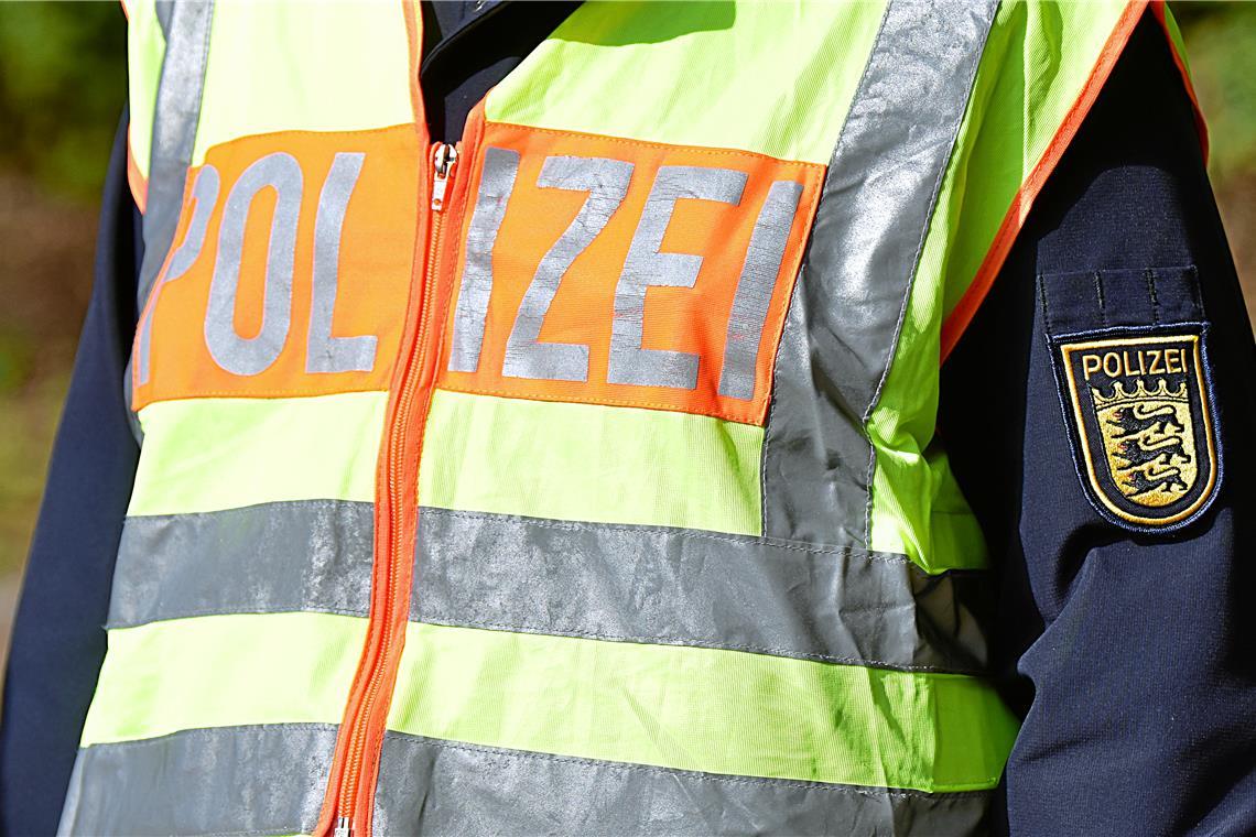 Die Beamten mussten die Frau am Boden fixieren. Symbolfoto: Tobias Sellmaier