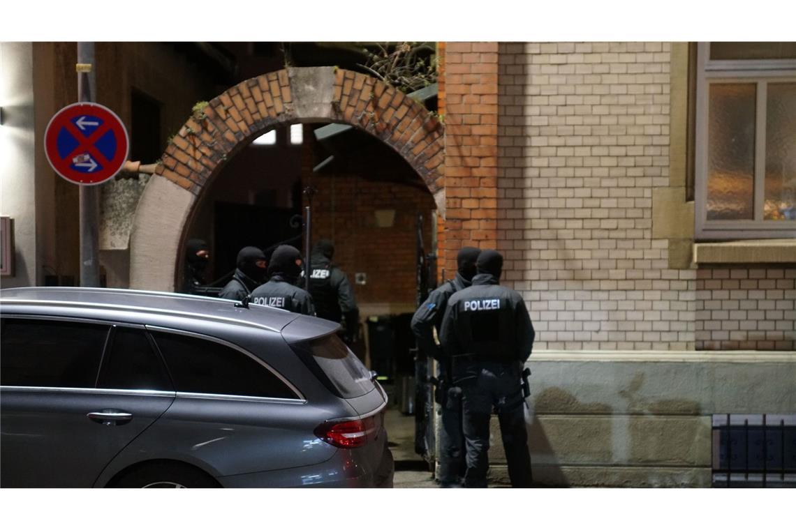 Gaststätten in Göppingen durchsucht - wegen Bandenfehde Die Beamten seien auf der Suche nach Drogen, Messern und anderen Waffen, erklärte eine Sprecherin des Landeskriminalamts Baden-Württemberg in Stuttgart.