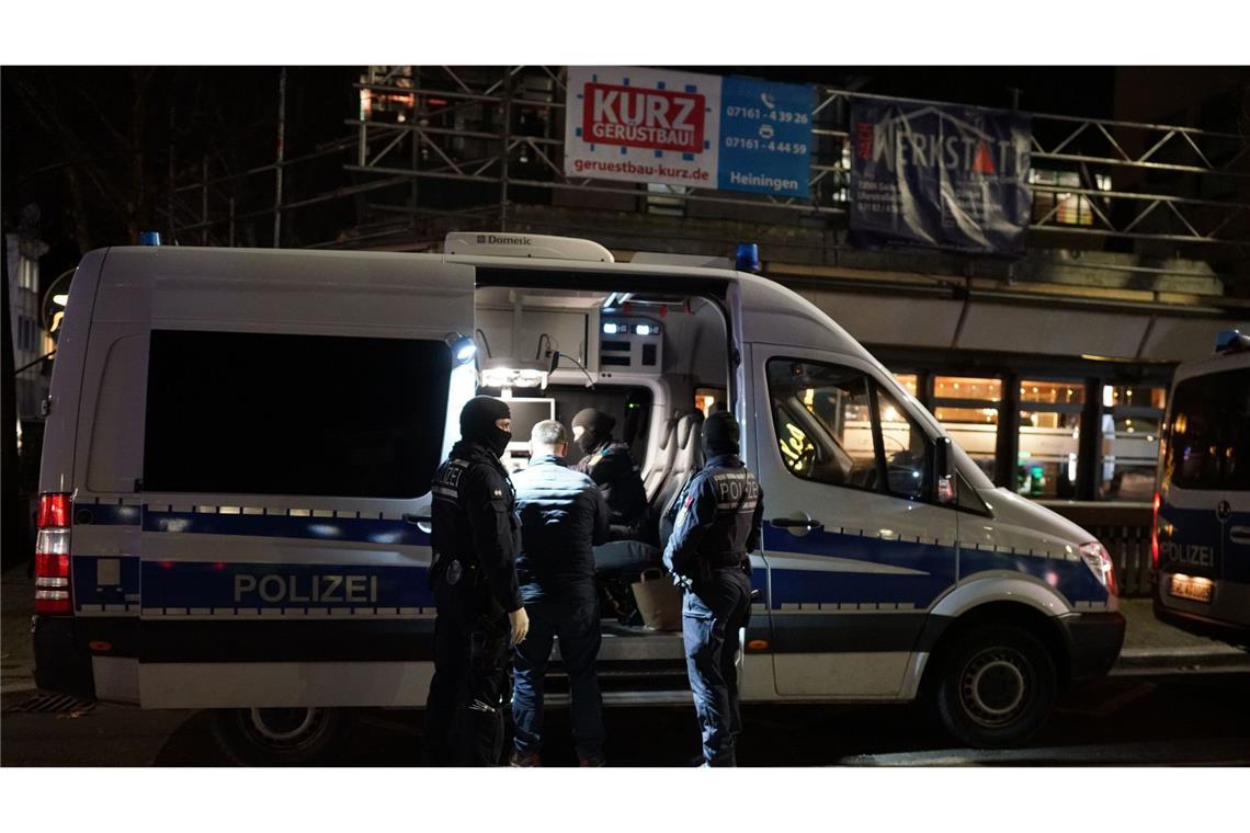Gaststätten in Göppingen durchsucht - wegen Bandenfehde Die Beamten überprüften die Identität von Gästen.
