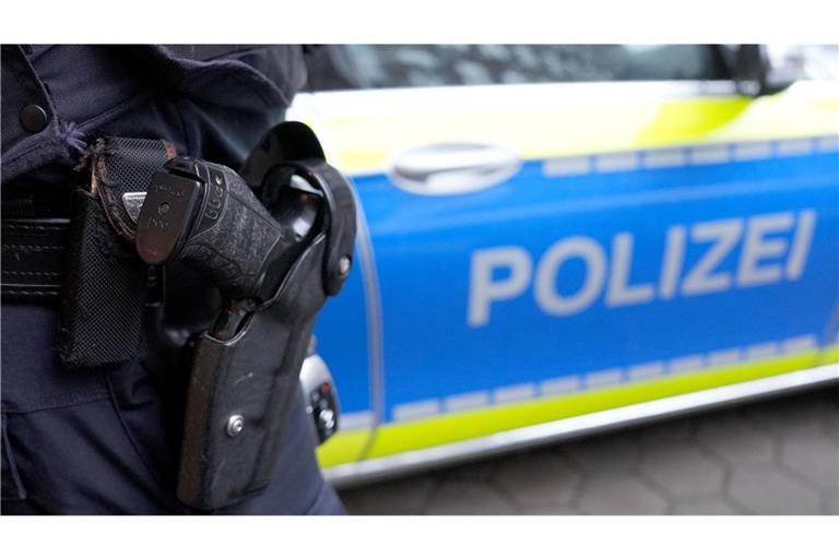 Die Beamten wurden zunächst wegen einer Schlägerei alarmiert, dann warf der Mann das Messer nach der Polizistin. (Symbolfoto)