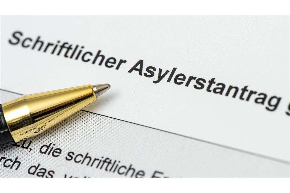 Steigende Zahlen: Asylverfahren könnten wieder länger dauern Die Bearbeitung von Asylanträgen dauert oft Monate.