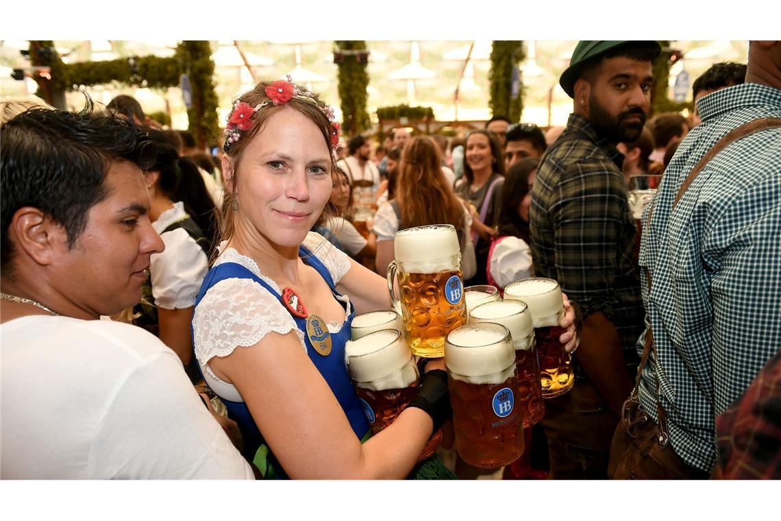 Wie schützt das Oktoberfest Frauen vor sexueller Gewalt? Die Bedienungen auf der Wiesn haben es nicht leicht (Archivbild).
