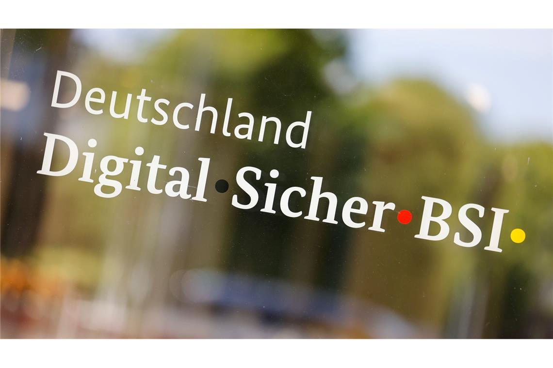 Die Behörde spielt nach Angaben von Dobrindt eine wichtige Rolle beim Kampf gegen Cyber-Attacken.