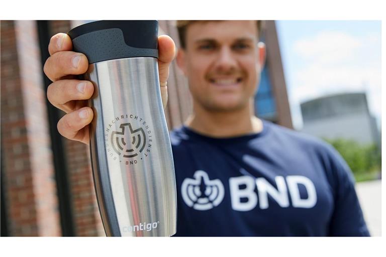 Die Behörde verkauft unter anderem Thermosbecher und T-Shirts.