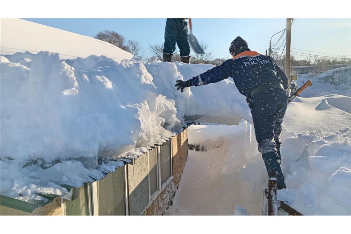 Die Behörden auf der fernöstlichen Halbinsel Kamtschatka rechnen noch mit tagelangen Einsätzen, um dem Schneechaos Herr zu werden.