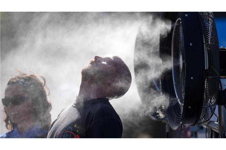 Die Behörden forderten die Menschen auf, sich immer wieder abzukühlen.