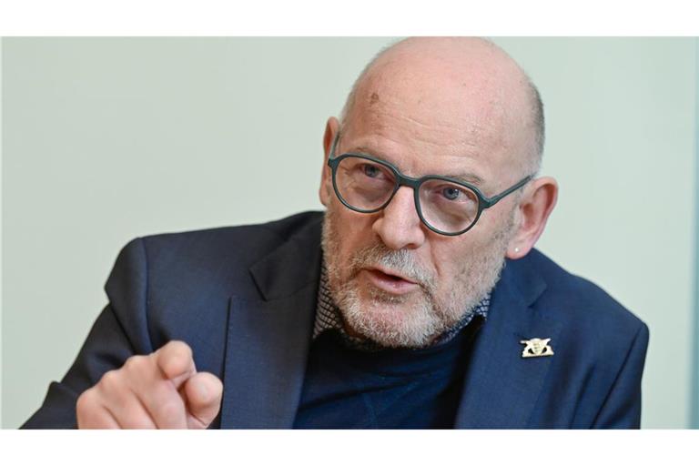 Die Behörden sollten bei Verstößen von E-Scooter-Fahrern aus Sicht von Verkehrsminister Winfried Hermann häufiger einschreiten.