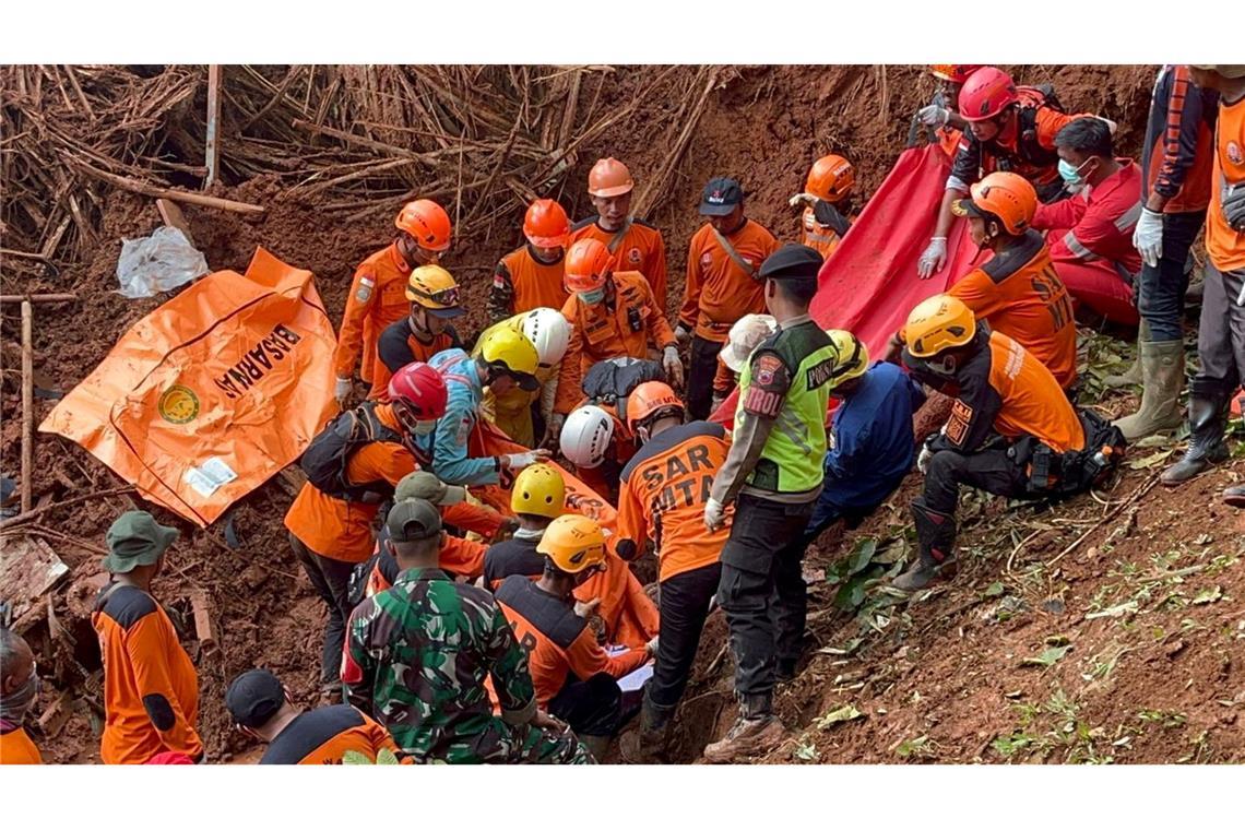 Die Behörden suchen nach Dutzenden Verschütteten.