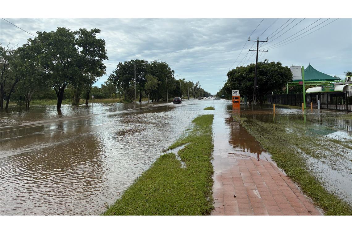 Die Behörden warnten die Menschen davor, sich in die Fluten zu begeben - denn dort lauern Krokodile.