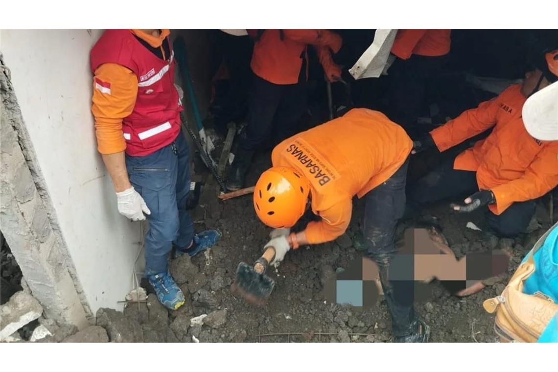 23 Tote bei Erdrutschen auf Bali und Java Die Behörden warnten vor weiteren Risiken und forderten die Menschen auf, sehr vorsichtig zu sein.
