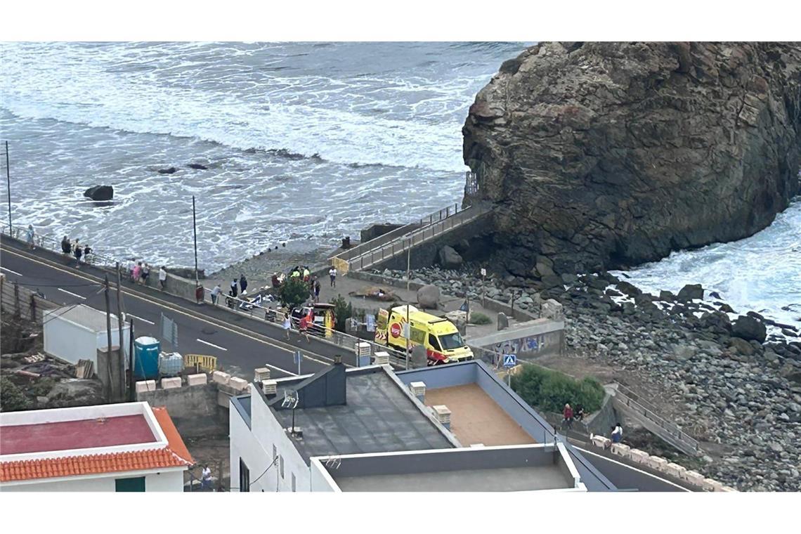 Die bei Urlaubern beliebten Kanarischen Inseln vor der Westküste Nordafrikas werden im Herbst und Winter oft von sehr hohen Wellen getroffen, die durch Stürme weit draußen im Atlantik entstehen. Für Menschen, die sich an Hafenmauern oder auf Uferpromenaden aufhalten, kann das verheerende Folgen haben.