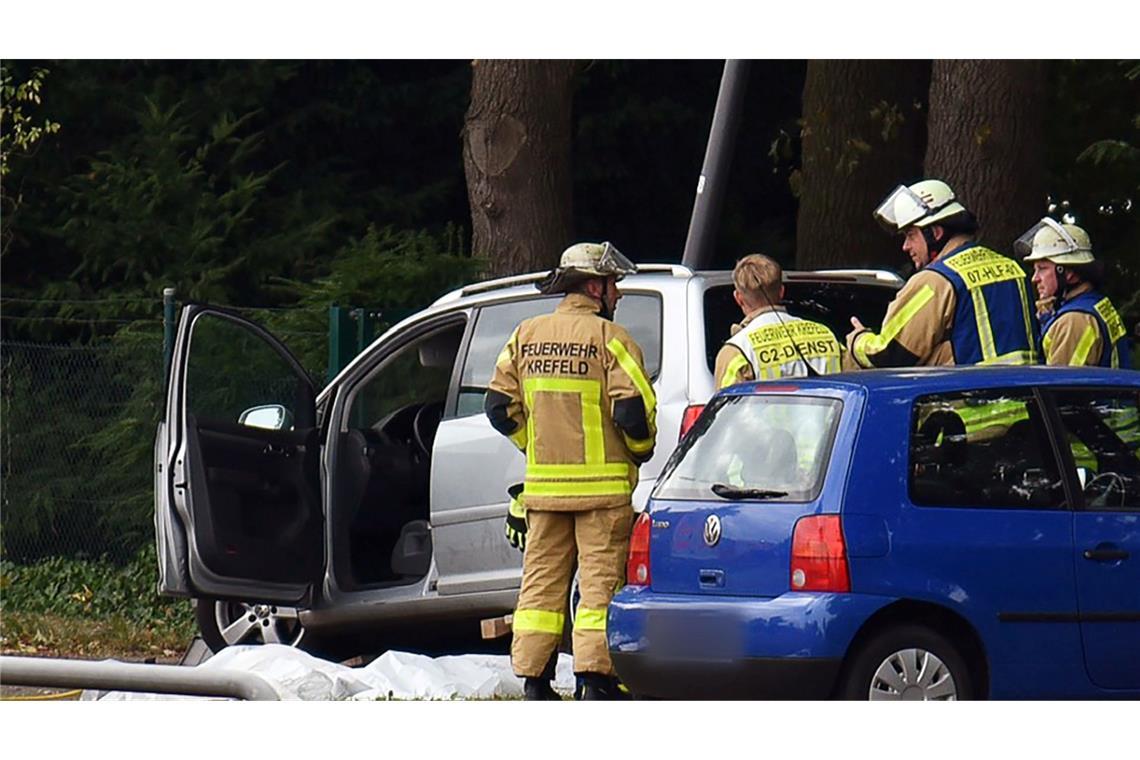 Auto erfasst Zwillinge auf Friedhofsparkplatz – beide tot Die beiden 72-jährigen Geschwister erlagen ihren Verletzungen noch am Unfallort.