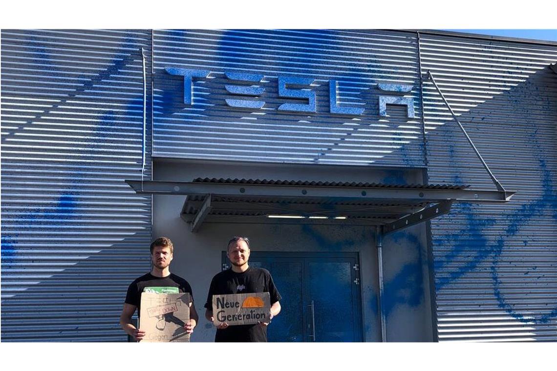 Aktivisten besprühen Tesla-Autohaus und mehrere Fahrzeuge mit Farbe Die beiden Aktivisten wurden von der Polizei festgenommen – gegen sie wird wegen Sachbeschädigung ermittelt.