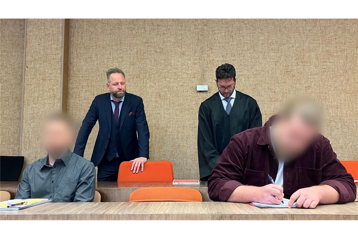 Die beiden Angeklagten schwiegen zunächst.