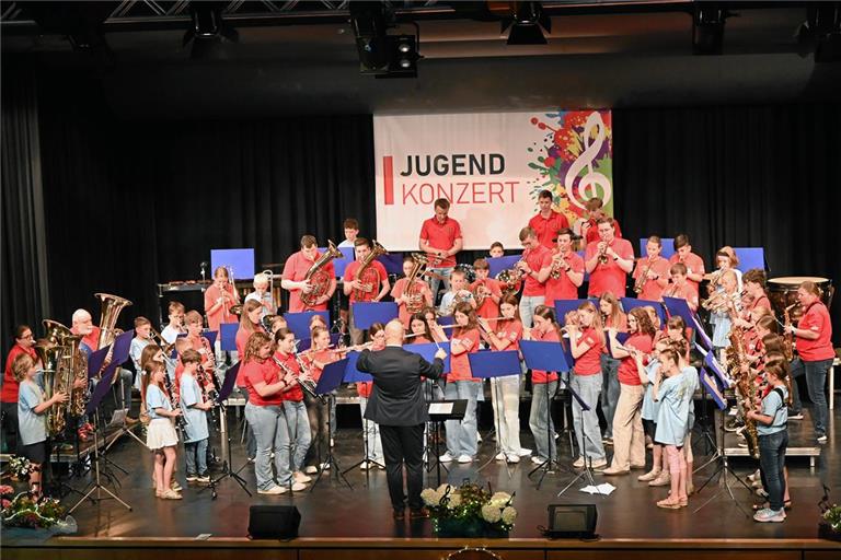 Die beiden Bläserklassen der Hörschbachschule, die Hitkids und die Jugendstadtkapelle sorgen für ein buntes Programm. Foto: Elisabeth Klaper