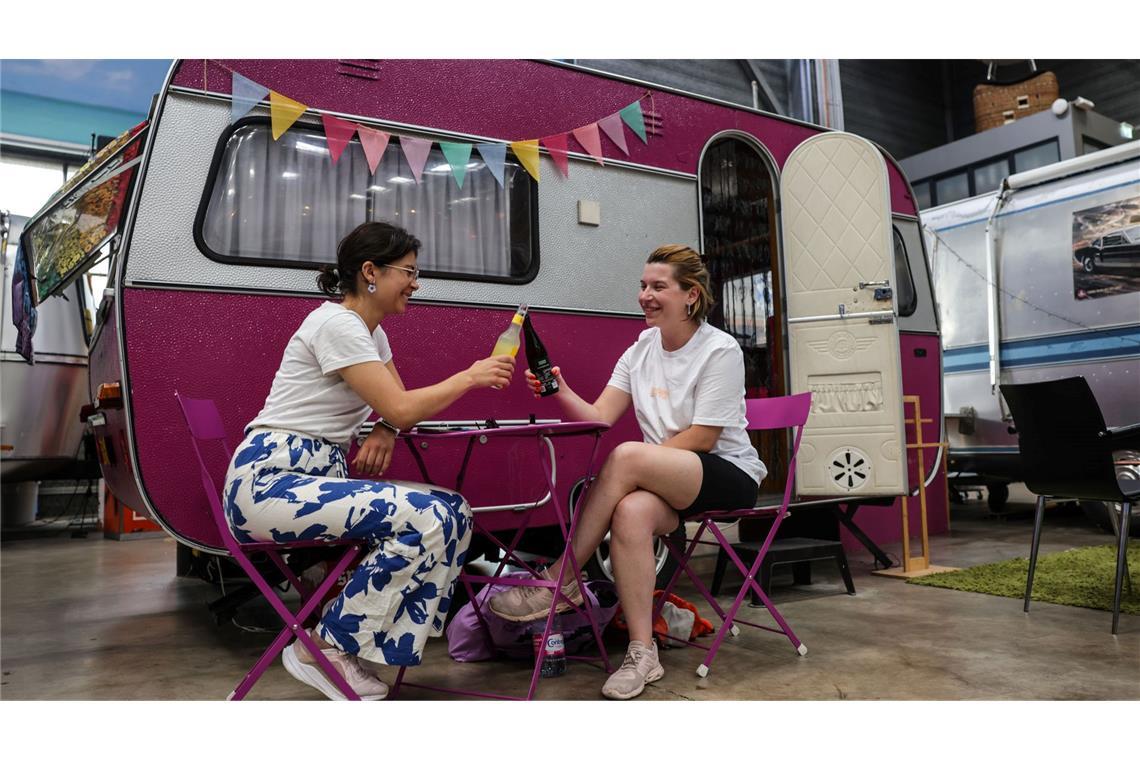 "Schon sehr lustig" - Indoor-Camping im Hochsommer Die beiden Französinnen genießen einen Abend in Bonn in entspannter Camping-Atmosphäre in der Halle des Basecamp.