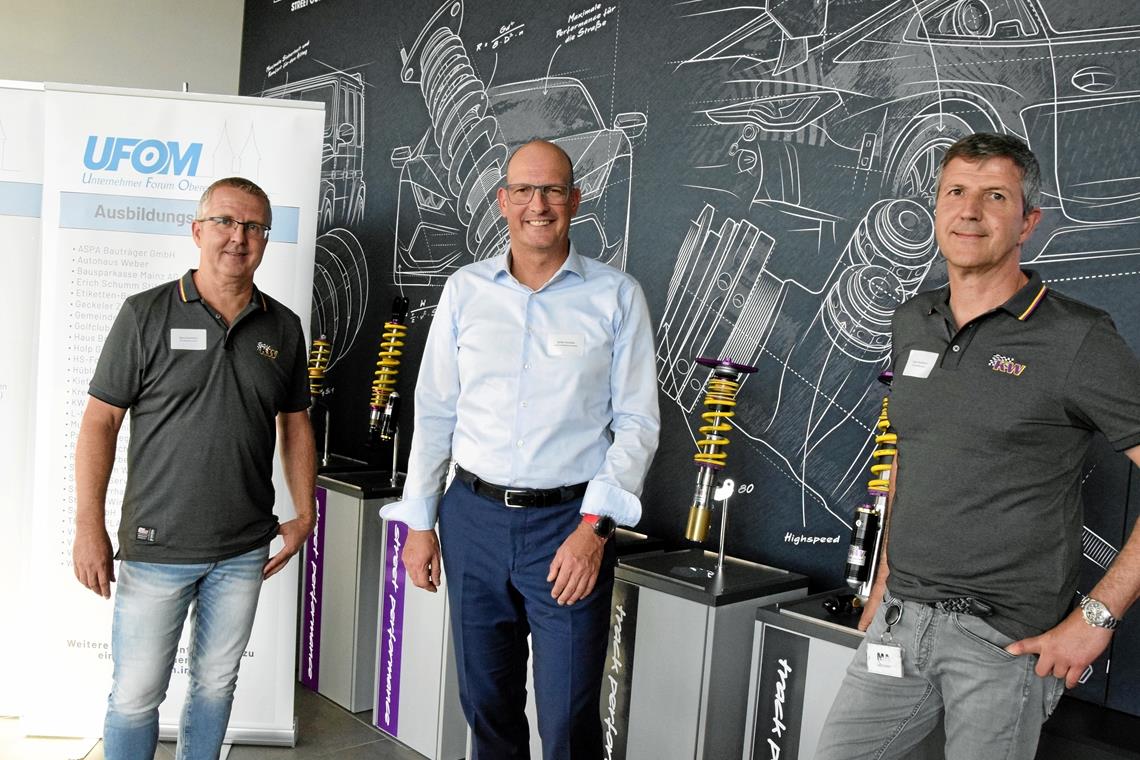 Produziert wird nur nach Erhalt eines Auftrags, nicht fürs Lager Die beiden Geschäftsführer von KW automotive GmbH Klaus (links) und Jürgen Wohlfarth (rechts) mit dem Ufom-Vorsitzenden Stefan Grotzke. Foto: Elisabeth Klaper