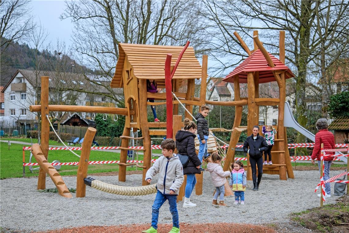 Die beiden größeren Spielhäuser sind schon gut in Beschlag genommen. Foto: Stefan Bossow