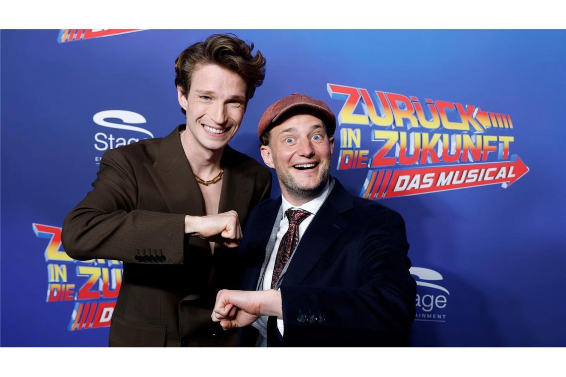 Die beiden Hauptdarsteller bringen das Publikum mit witzigen Dialogen zum Lachen.