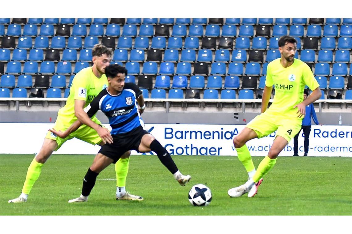 Die beiden Innenverteidiger der Stuttgarter Kickers, Luca Trslic und Elvir Zukaj (re.), haben nun jeweils vier Gelbe Karten auf ihrem Konto.
