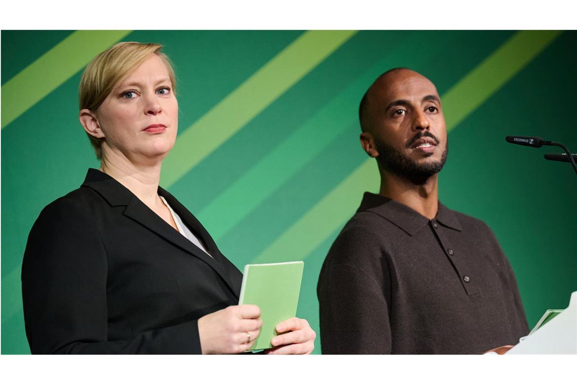 Grüne wollen externe Meldestelle für sexuelle Belästigung Die beiden Landesvorsitzenden der Grünen Nina Stahr und Philmon Ghirmai begrüßen zur Landesdelegiertenkonferenz die Mitglieder.