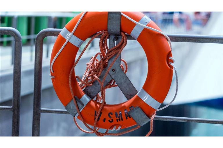 Die beiden Männer konnten nur noch leblos aus dem Wasser geborgen werden. (Symbolbild)