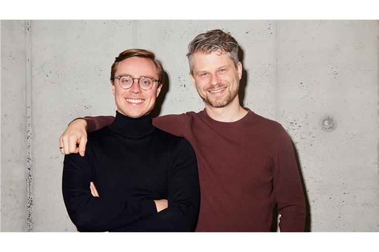 Die beiden Mitbegründer des Berliner KI-Start-ups Parloa Malte Kosub (l) und Stefan Ostwald.