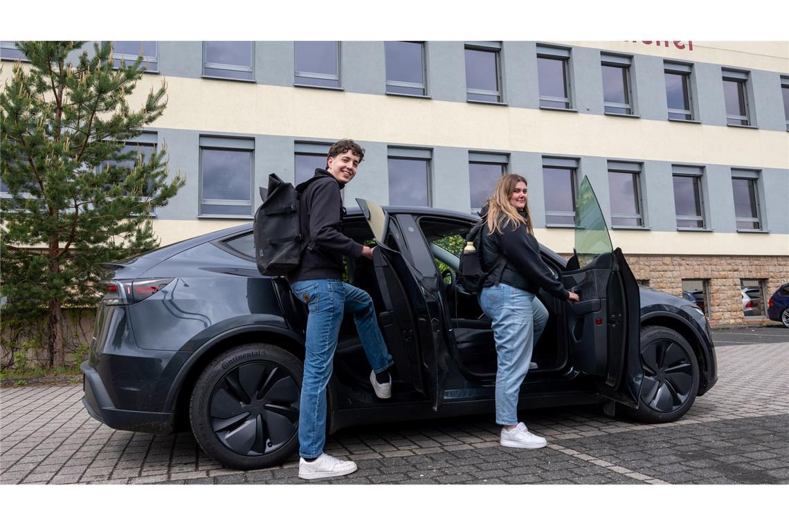 Die beiden müssen jeden Tag rund 40 Kilometer zur Berufsschule und zurück fahren (Archivbild)