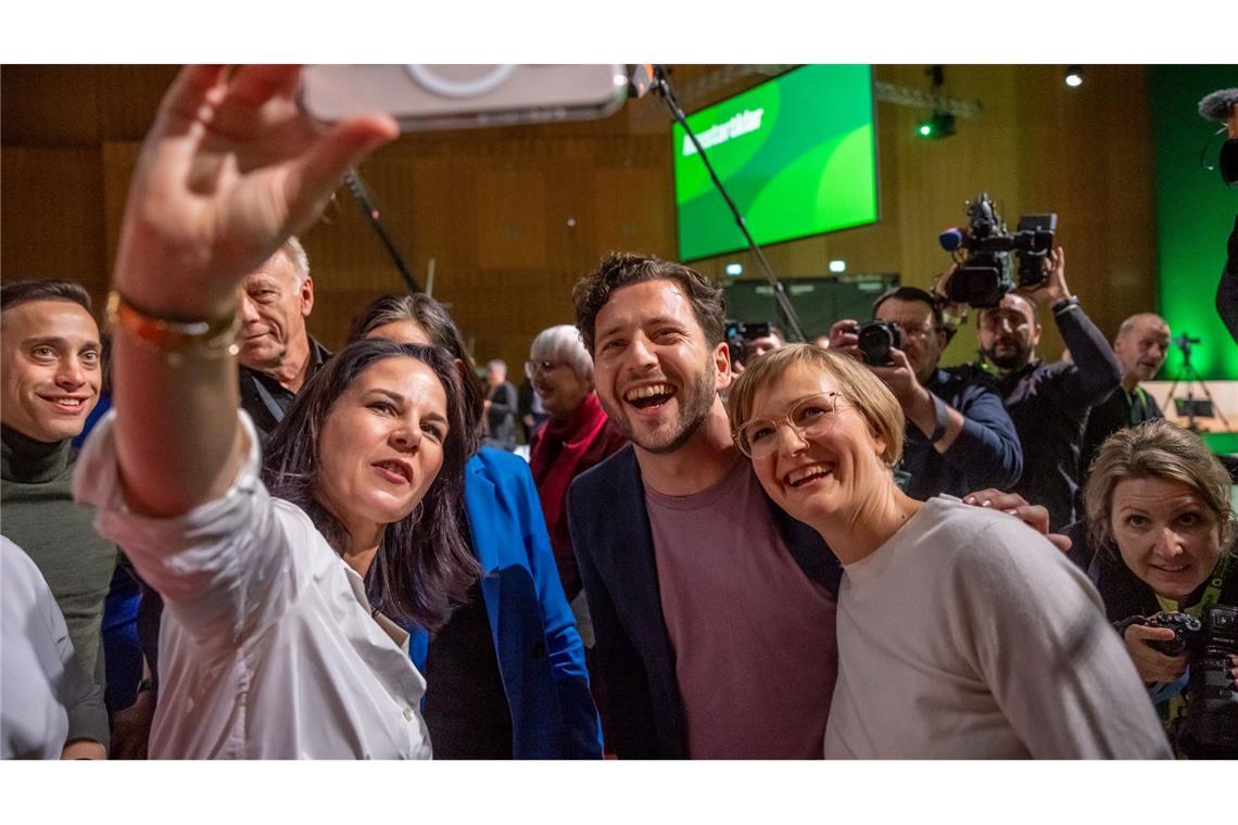 "Team Robert": Habeck führt Grüne in den Wahlkampf Die beiden neuen Grünen-Chefs und Außenministerin Baerbock beim Selfie.