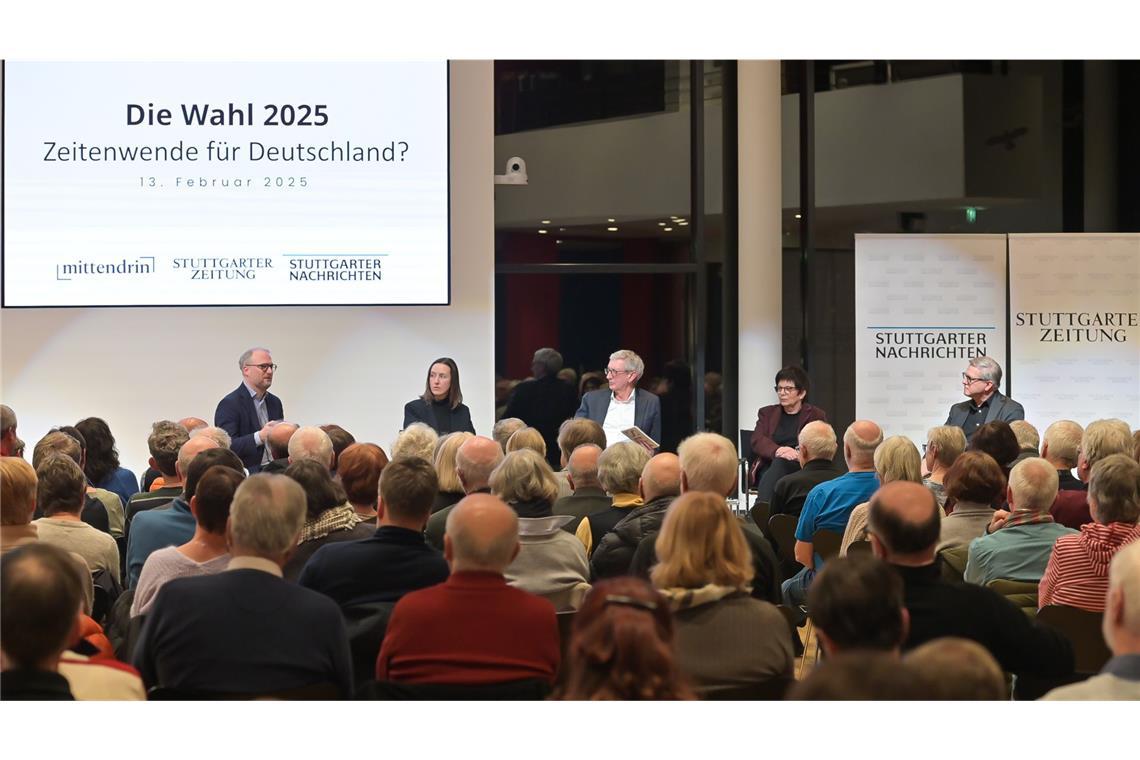 Von Bibern und Bundeskanzlern Die beiden Parlamentskorrespondenten von Stuttgarter Zeitung und Nachrichten, Tobias Peter und Rebekka Wiese diskutierten mit StZ-Chefredakteur Joachim Dorfs, der Journalistin Ursula Weidenfeld und dem Kommunikations- und Politikwissenschaftler Frank Brettschneider (von links) vor 120 Zuhörern im Haus der Architekten in Stuttgart.