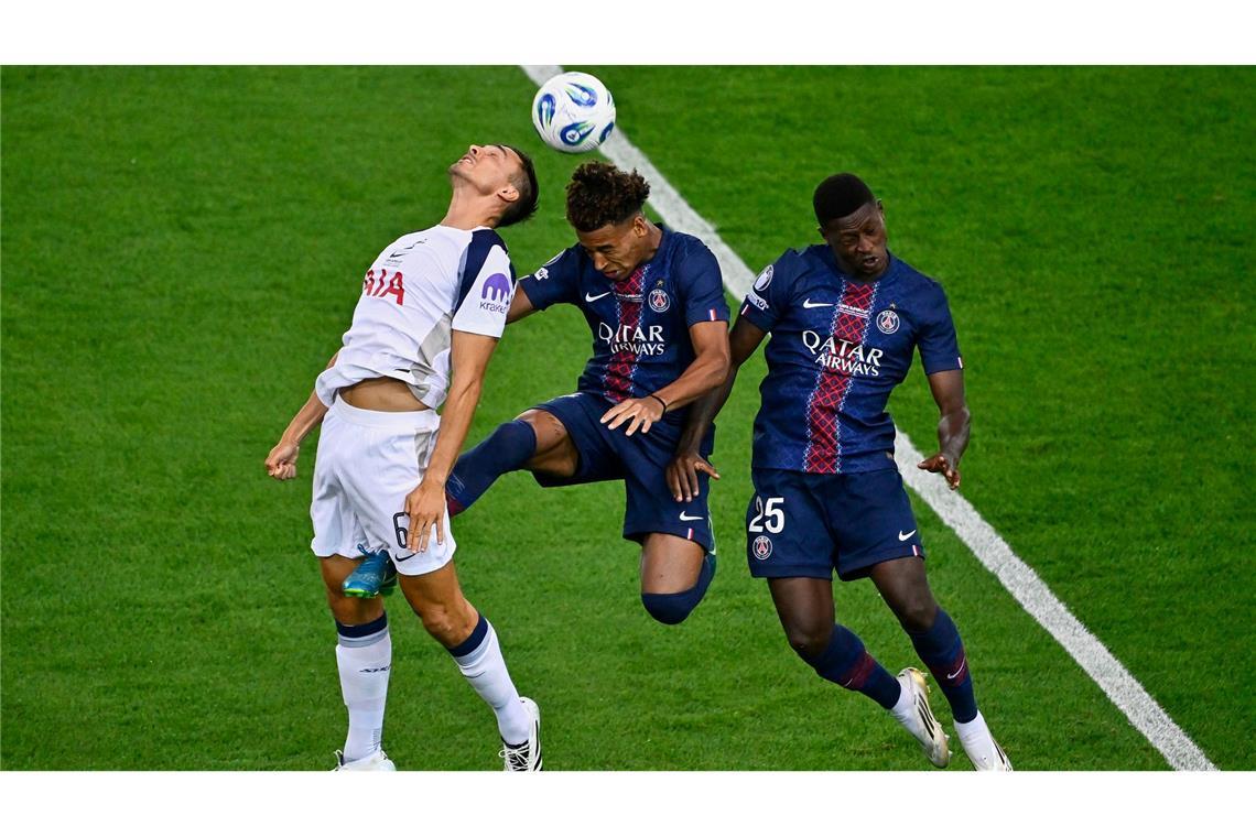 Neuer Paris-Torwart patzt: PSG gewinnt trotzdem Supercup Die beiden PSG-Spieler Desire Doué (M) und Nuno Mendes bedrängen Tottenhams Joao Palhinha (l). Palhinha kam in diesem Sommer vom FC Bayern München.