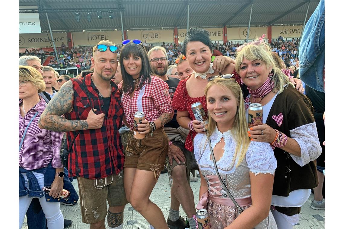 Die beiden sind mit ihrer Familie beim Konzert - alle sind im passenden Dress ge...
