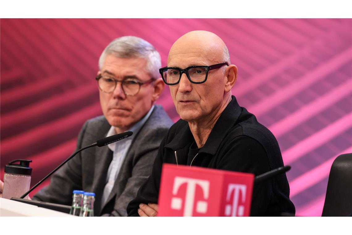 Die beiden Telekom-Chefs Christian Illek und Tim Höttges sind unzufrieden damit, dass nicht so viele Haushalte Glasfaser-Internet buchen wie gedacht.