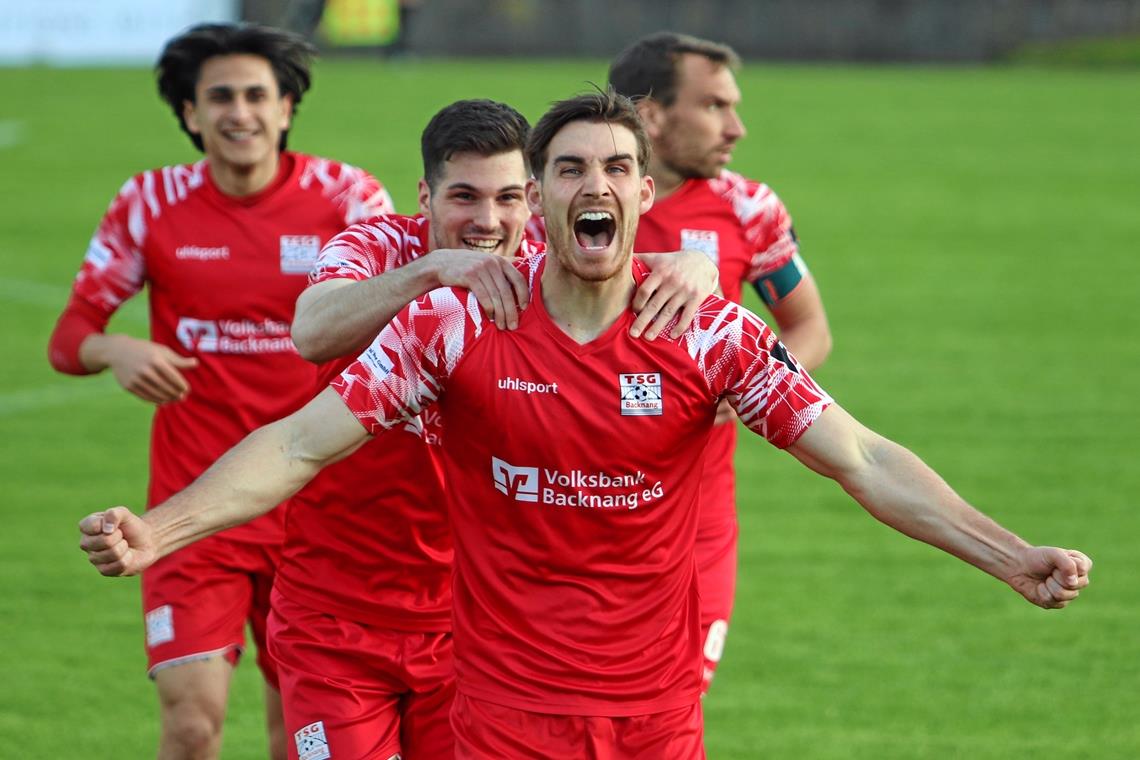 TSG Backnang siegt mit Leidenschaft und Kampfgeist Die beiden Torschützen Marco Rienhardt (vorne) und Mert Tasdelen bejubeln den wichtigen 2:1-Auswärtssieg. Foto: Alexander Hornauer