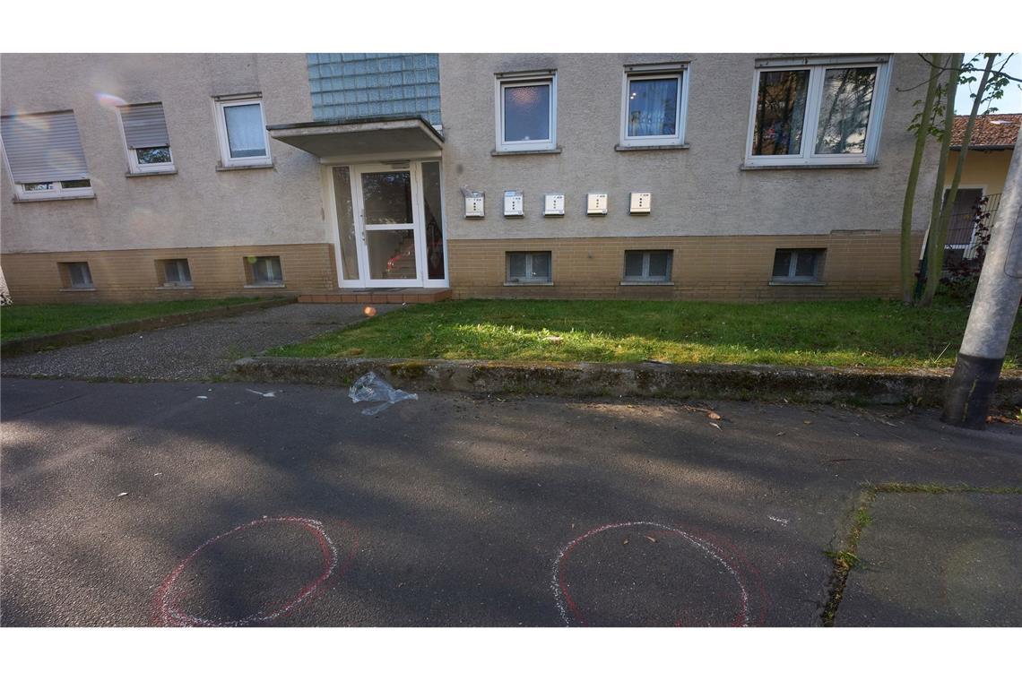 Tödliche Schüsse in Hessen - Was wir wissen und was nicht Die beiden türkischen Männer sind vor diesem Haus gestorben. Beide hatten Schussverletzungen.