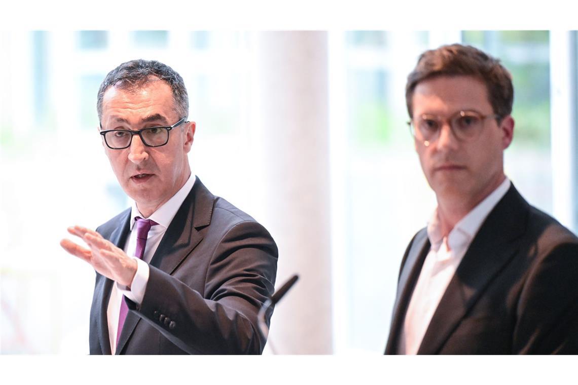 Die beiden Verhandlungsführer der Koalitionsverhandlungen in Baden-Württemberg, Cem Özdemir (links, Bündnis 90 / Die Grünen) und Manuel Hagel (CDU).