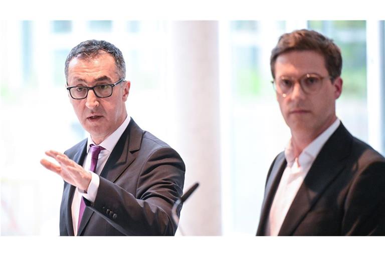 Die beiden Verhandlungsführer der Koalitionsverhandlungen in Baden-Württemberg, Cem Özdemir (links, Bündnis 90 / Die Grünen) und Manuel Hagel (CDU).