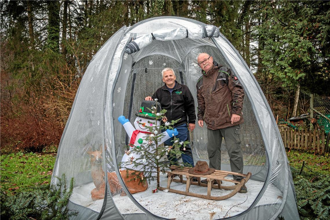 Mühlenweihnacht lockt mit Entschleunigungsfreuden Die beiden Waldmeister, wie sich die Naturparkführer Walter Hieber und Manfred Krautter (von links) auch nennen, in ihrer neuen Attraktion für die Mühlenweihnacht in Kirchenkirnberg – der Schneekugel, wo sich Erinnerungsfotos schießen lassen. Foto: Stefan Bossow