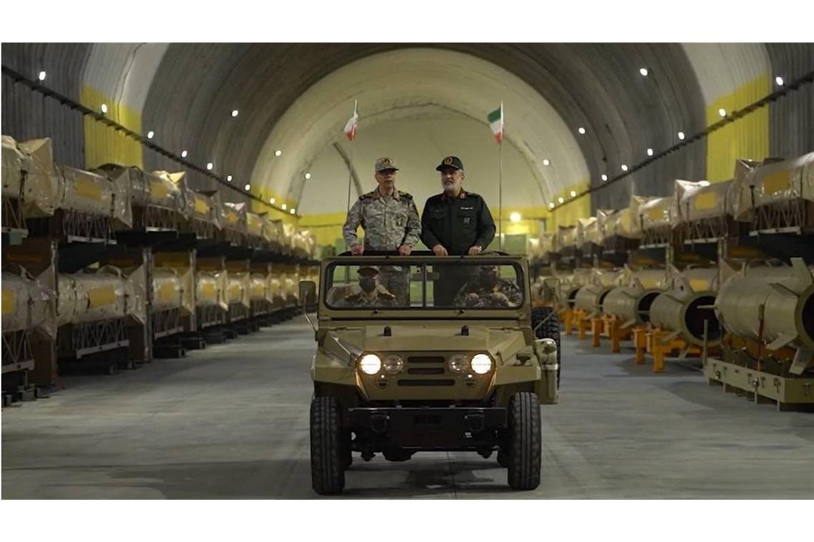 Das sind die wichtigsten Atomanlagen im Iran Die beim israelischen Luftschlag vom 13. Juni 2025 getöteten Hossein Salami (re.), Chef der iranischen Revolutionsgarden, und Mohammad Hossein Baghri (li.), Generalstabschef der Streitkräfte Irans, inspizieren am 26. März 2025 eine unterirdische Lagerstätte für Drohne und Raketen.