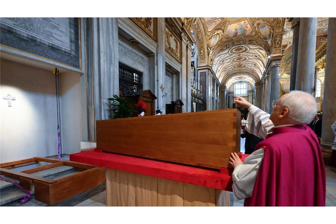 Papst-Grab für Publikum zugänglich - großer Andrang Die Beisetzung in der Basilika Santa Maria Maggiore fand unter Ausschluss der Öffentlichkeit statt.
